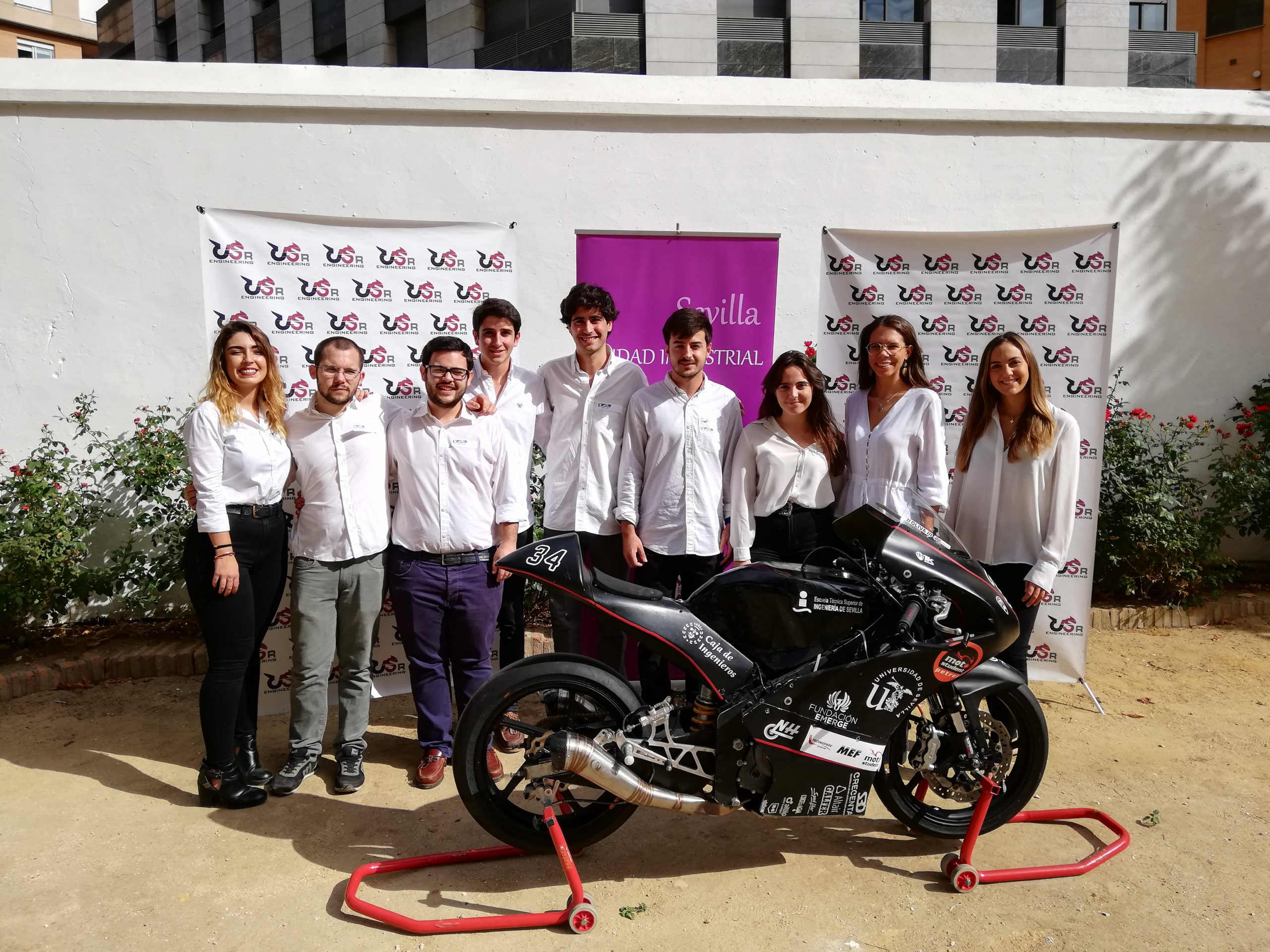 Presentada en el Colegio ante empresas y patrocinadores la moto de competición de US Racing