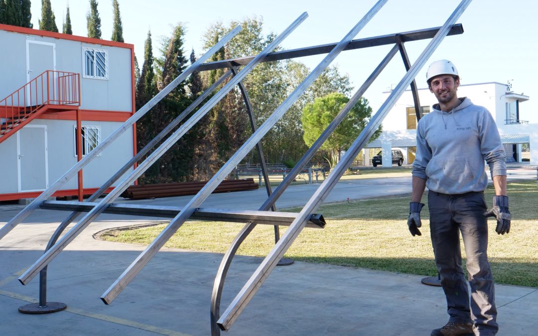 Christian González Iriarte, ingeniero industrial, patenta, diseña y crea muebles que se montan sin tornillos