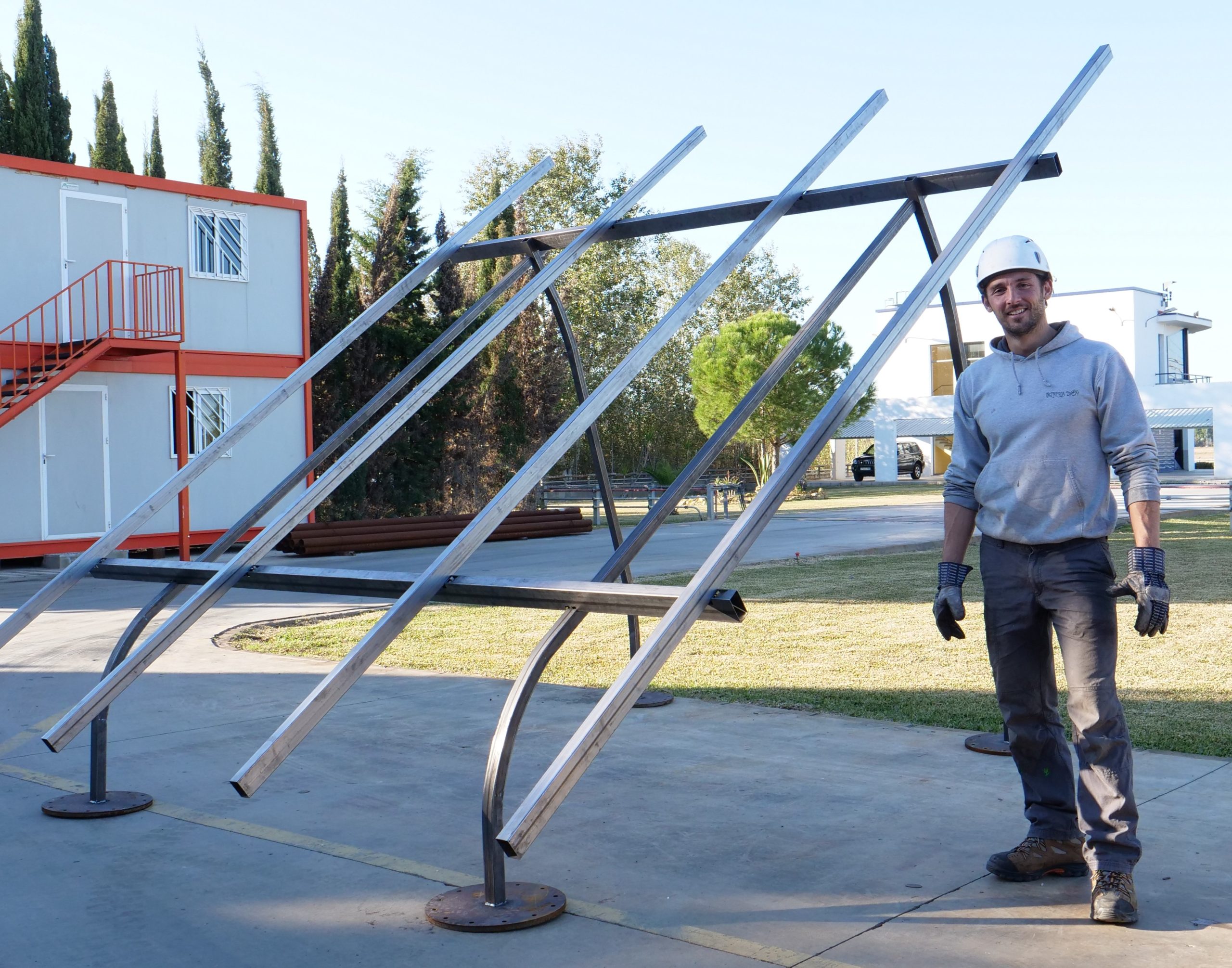 Christian González Iriarte, ingeniero industrial, patenta, diseña y crea muebles que se montan sin tornillos